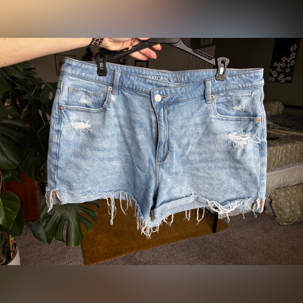 American Eagle Outfitters Women's Frayed Light Blue Mom Jean Shorts